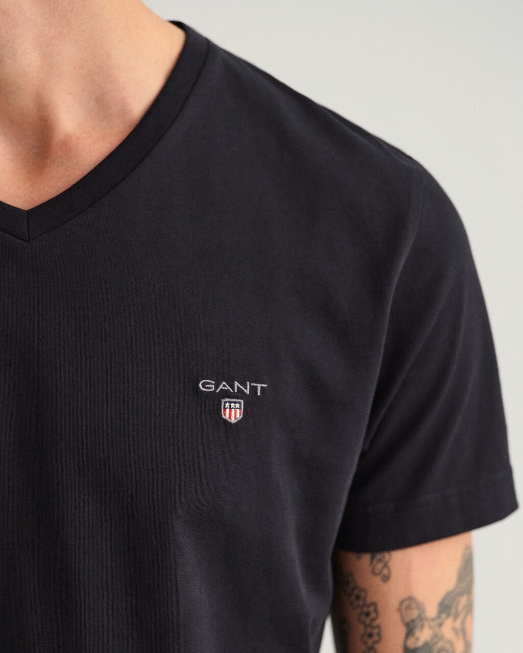 G.a.N_T NAVY/Black/White Original Slim Fit V-Neck T-Shirt