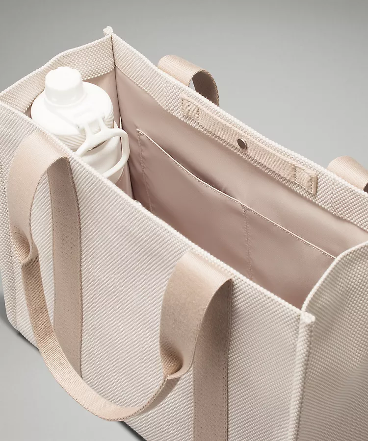 L.u.l.u-l.e.m.o.n Tote Bag