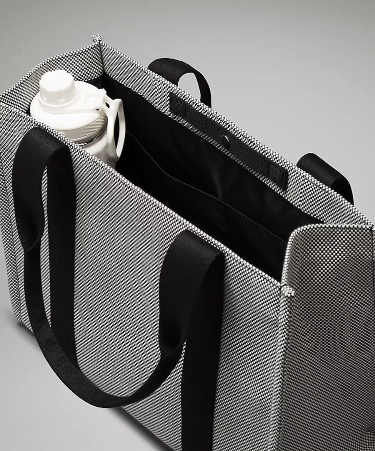 L.u.l.u-l.e.m.o.n Tote Bag